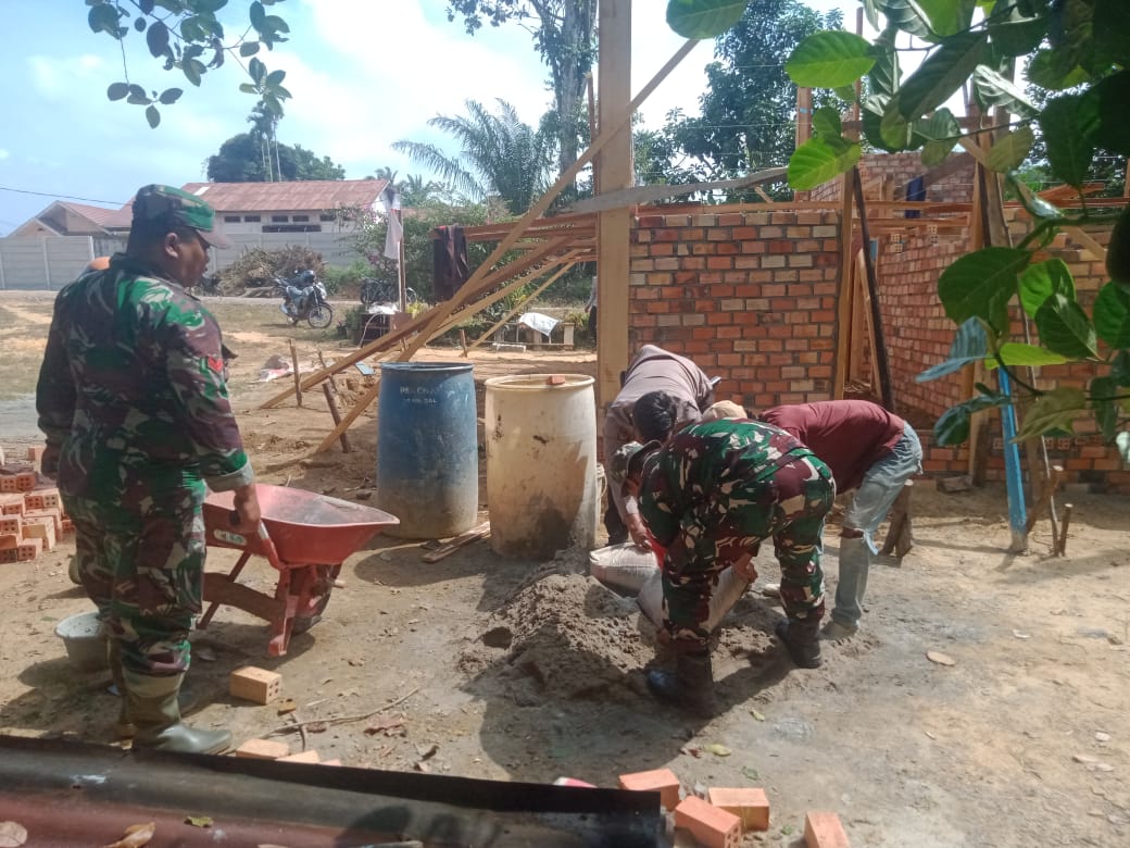 Pembangunan Rumah Permanen Mbah Ngatini oleh Satgas TMMD ke-121 Kodim 0415/Jambi Masuk Pemasangan Dinding