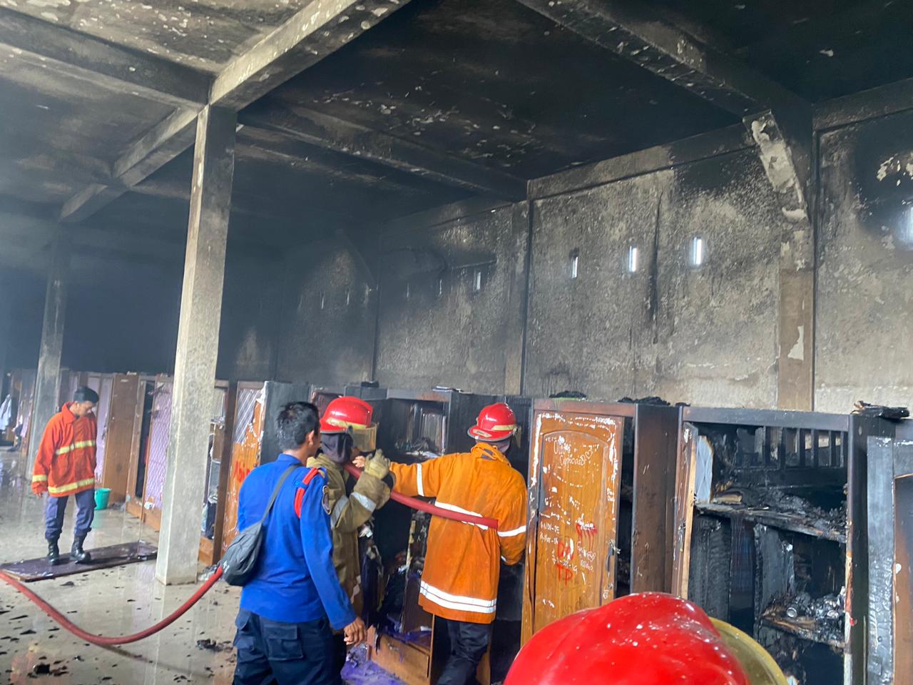 Kebakaran Pondok Pesantren Diniyah Al-Azhar Bungo, Asrama Putri Ludes