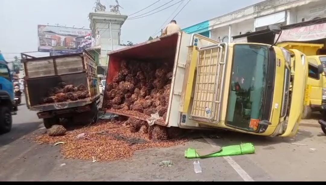 Tabrakan dengan Truk CPO, Truk Sawit Terguling di Mendalo Darat Muaro Jambi Sebabkan Macet Panjang