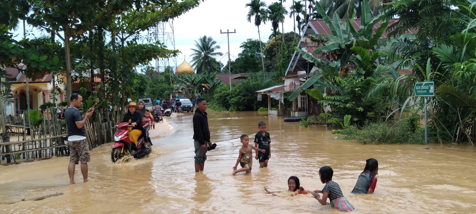 83 Rumah Terendam Banjir di Sarolangun, Warga Evakuasi Barang ke Tempat Keluarga