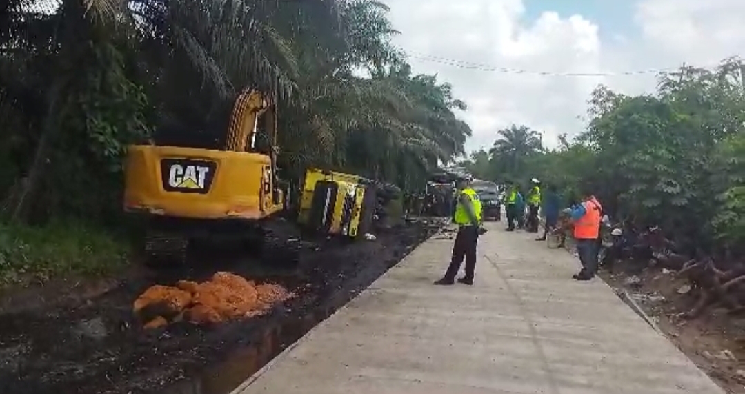 Truk Batu Bara Terbalik Buat Jalan Tempino-Bajubang Macet Parah, Polisi Langsung Evakuasi