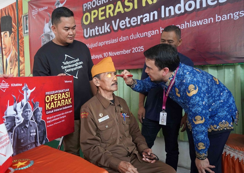 Telkomsel Wujudkan Operasi Katarak bagi 20 Veteran dan Keluarga di Surabaya