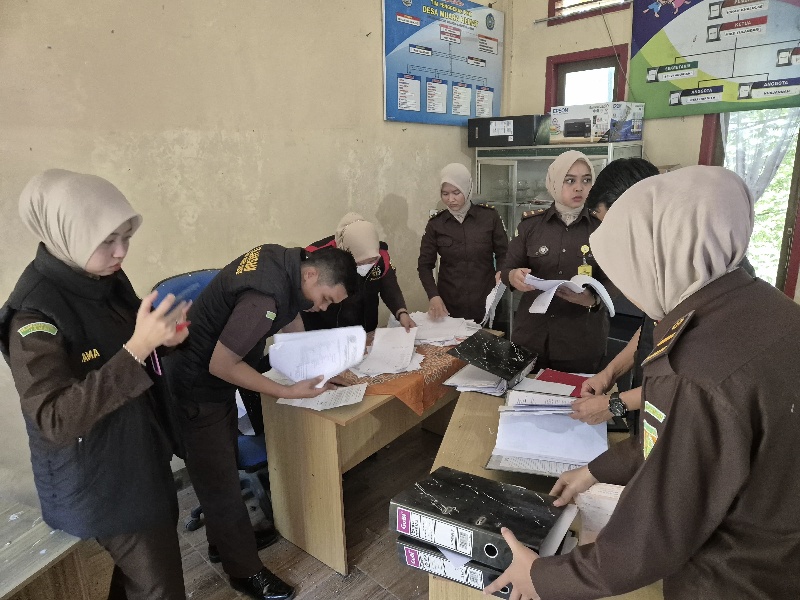 Waduh! Kejari Sungai Penuh Geledah Kantor dan Rumah Kades Muara Emat, Dokumen Penting Disita