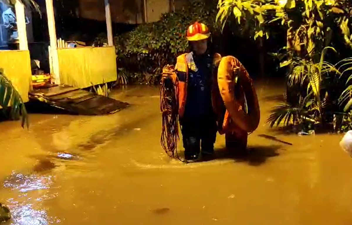 Banjir di Kota Jambi, Damkar Kota Jambi Evakuasi Warga di Kelurahan Rajawali