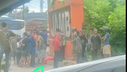 BREAKING NEWS: Pria Berjaket Merah Tewas Dibacok di Dekat Polsek Kotabaru