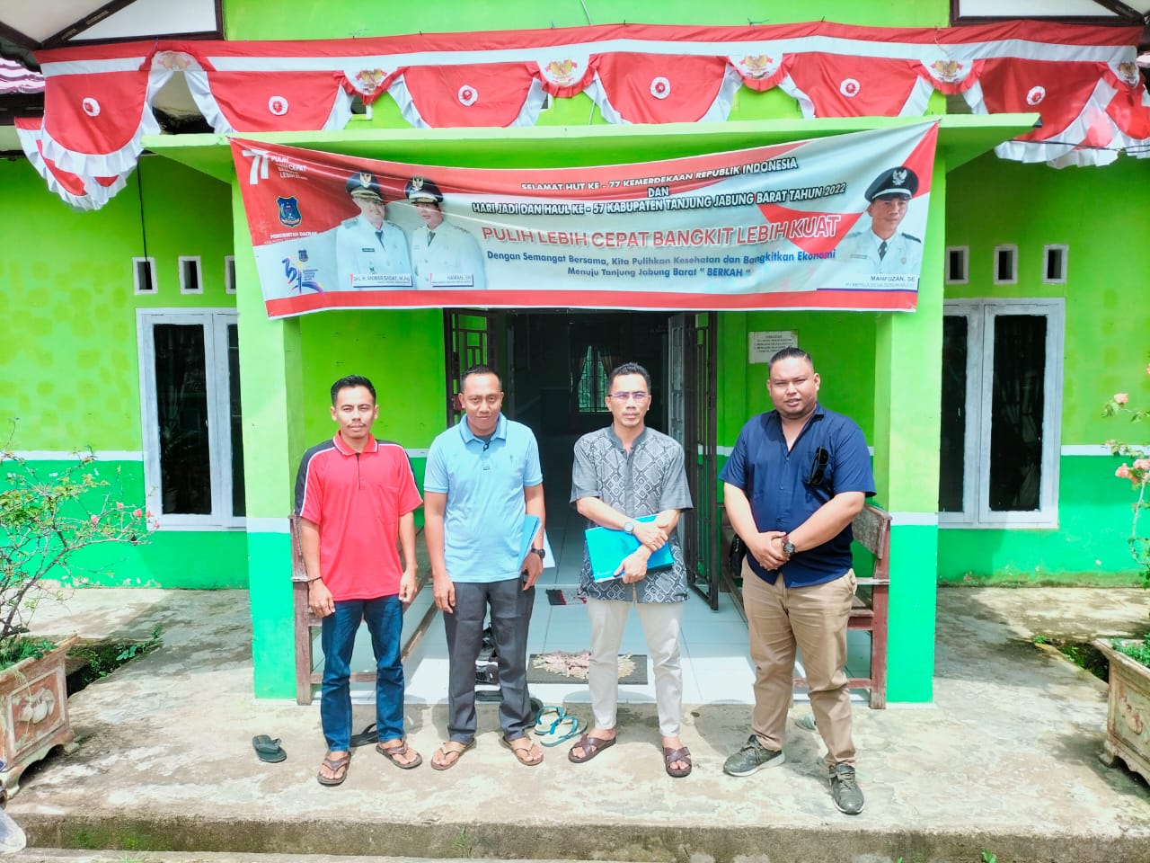 PT Trimitra Lestari Salurkan Bantuan CSR untuk Perbaikan Jalan umum di Desa Dusun Mudo, Kabupaten Tanjab Barat