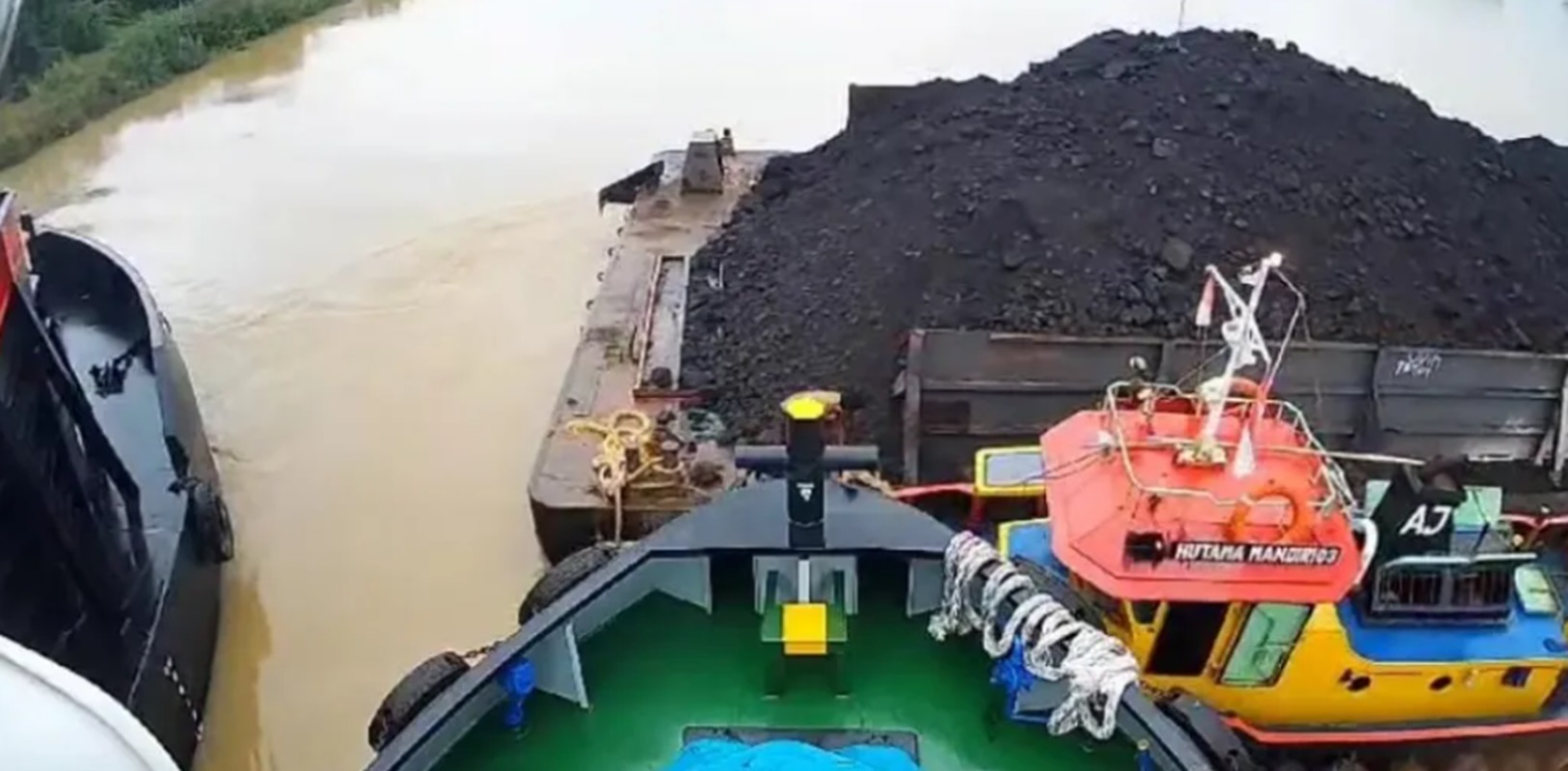 Kapal Pengangkut Batu Bara Tabrak Pelabuhan Pelindo Jambi