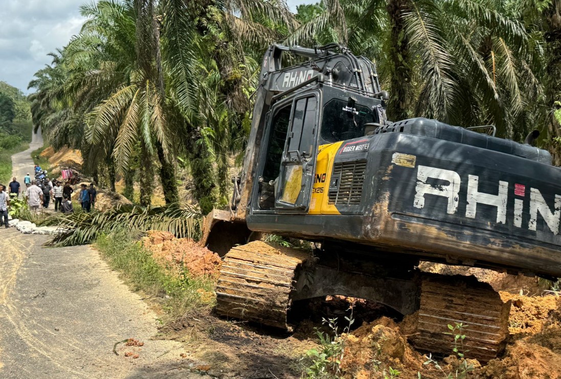 Jalan Amblas di Desa Kampung 9 Batanghari, PTPN IV Regional 4 Berikan Bantuan Perbaikan