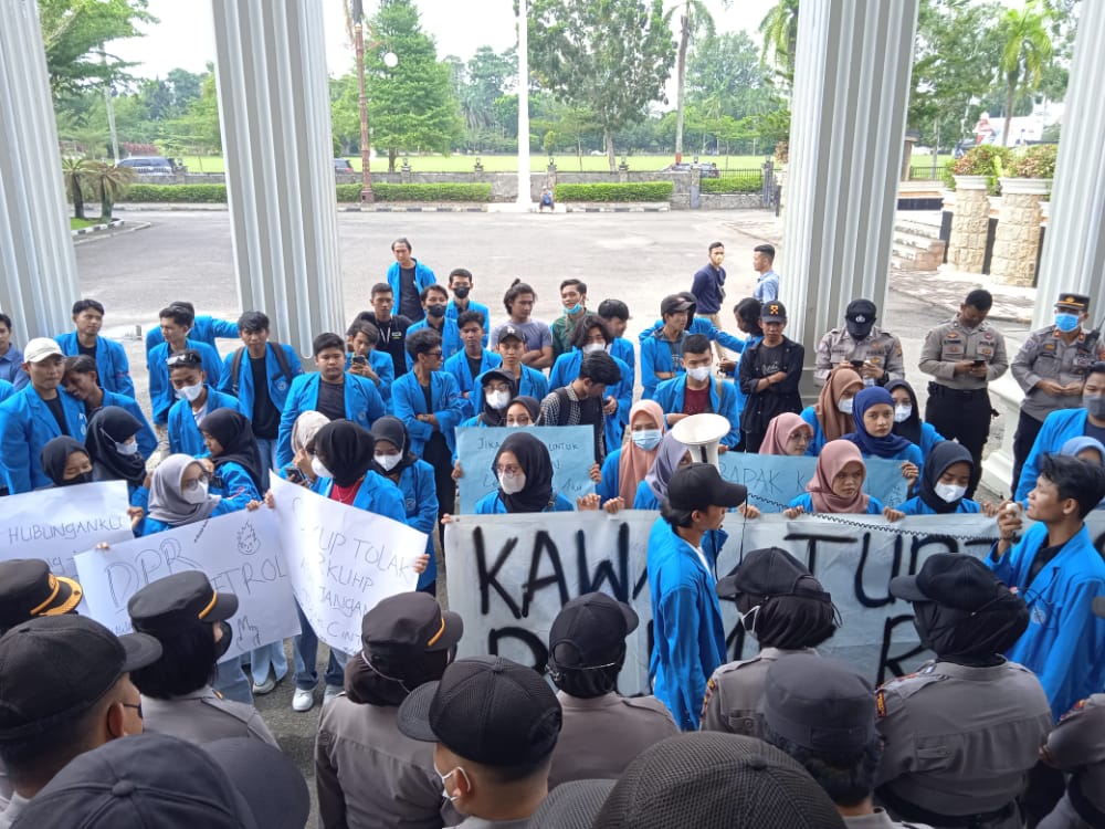 Tolak RKUHP Disahkan, Mahasiswa Jambi Unjuk Rasa di Gedung DPRD Provinsi Jambi