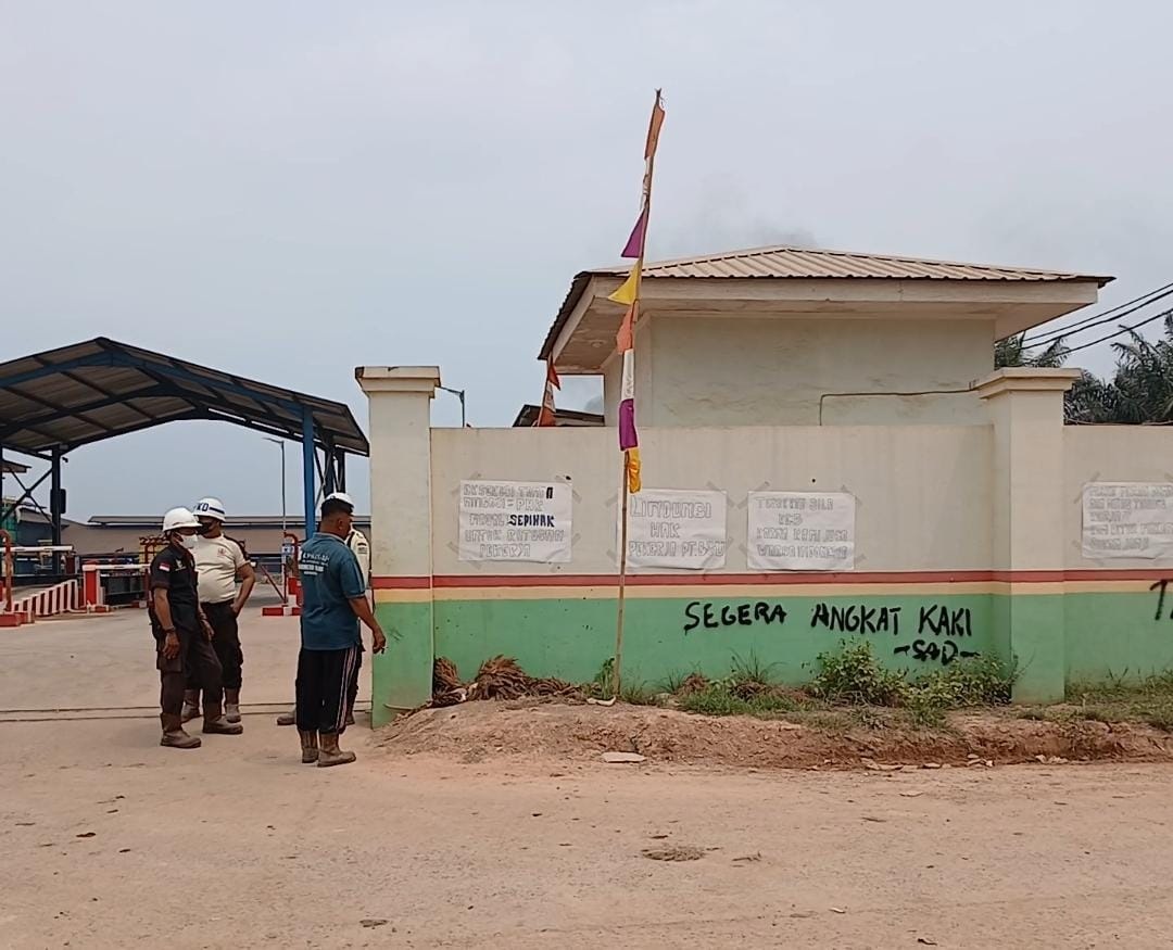 Sehari Jelang Eksekusi Lahan PT BSU, Dinding Pabrik Dicoret Orang Tak Dikenal