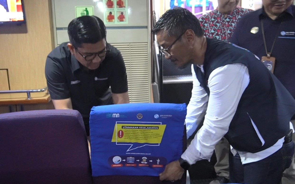 Optimalkan Sosialisas Pada Penumpang Kapal Laut, Jasa Raharja Serahkan Bantuan Cover Seat Untuk Keselamatan