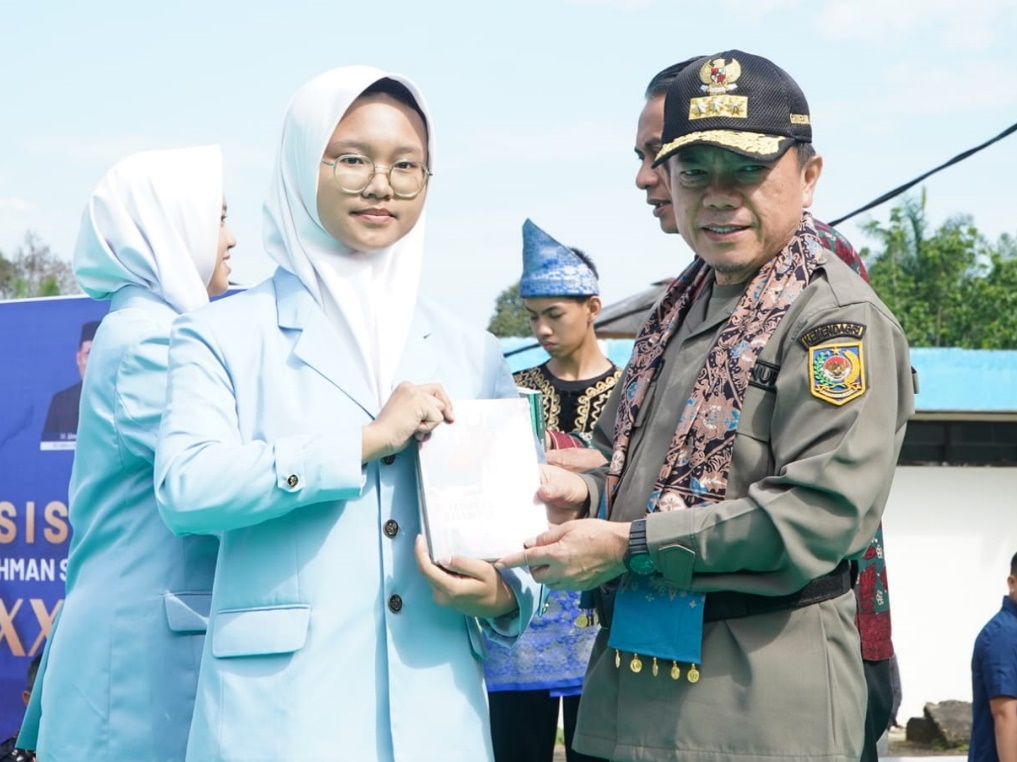 Gubernur Al Haris Kukuhkan 278 Siswa Baru SMAN Titian Teras, Tegaskan Sekolah Bebas Titipan