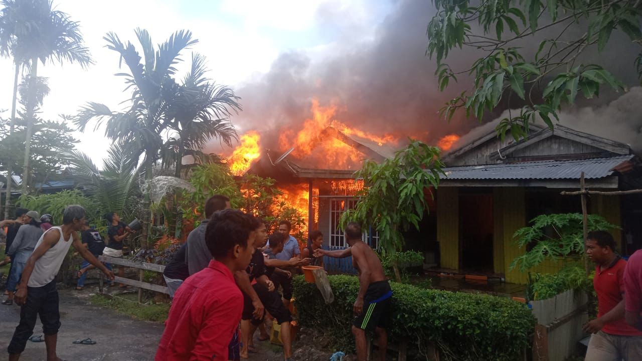 BREAKING NEWS: 6 Rumah di Kuala Tungkal Ilir Terbakar Sore Ini, Berikut Penyebabnya