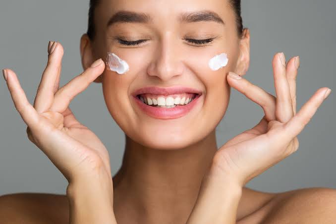 Lakukan Sebelum Tidur, Ini 4 Manfaat Penting Memakai Skin Care di Malam Hari