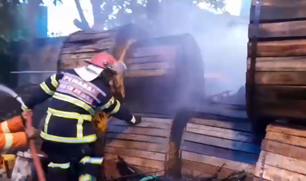 Heboh! Gudang Kabel di Jambi Timur Terbakar, Damkar Tiba dan Berhasil Jinakkan Api