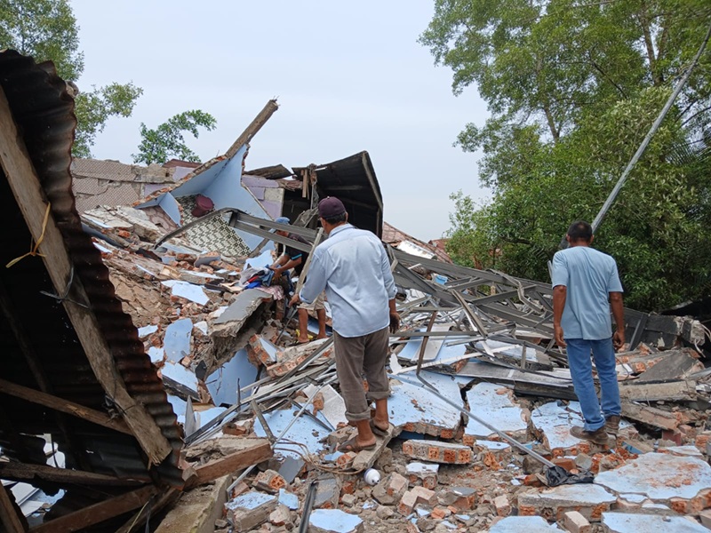 Heboh! Satu Rumah dan Ruko di Pasar Kuwatik Kuala Tungkal Ambruk
