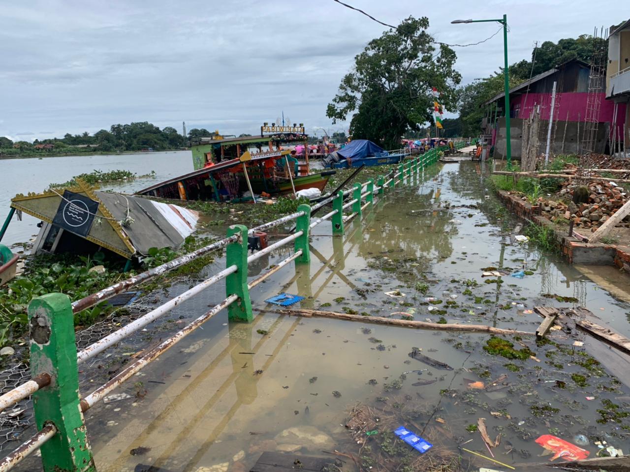 Hujan Semalaman, Jalan dan Perahu Warga di Danau Sipin Terendam 