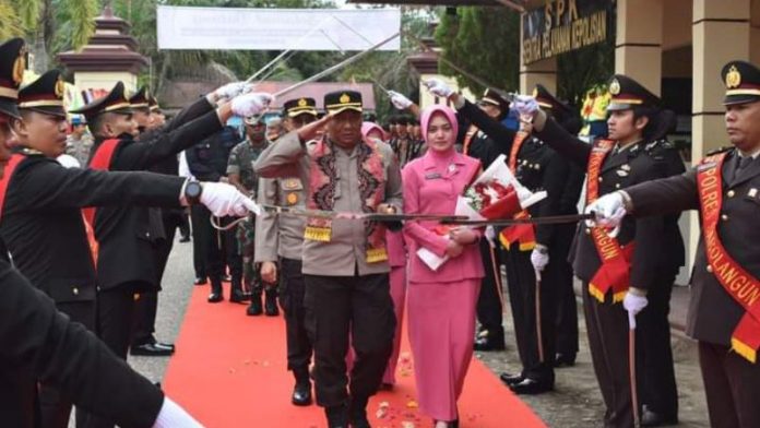 Kedatangan AKBP Imam Rachman di Mapolres Sarolangun Disambut Tradisi Pedang Pora