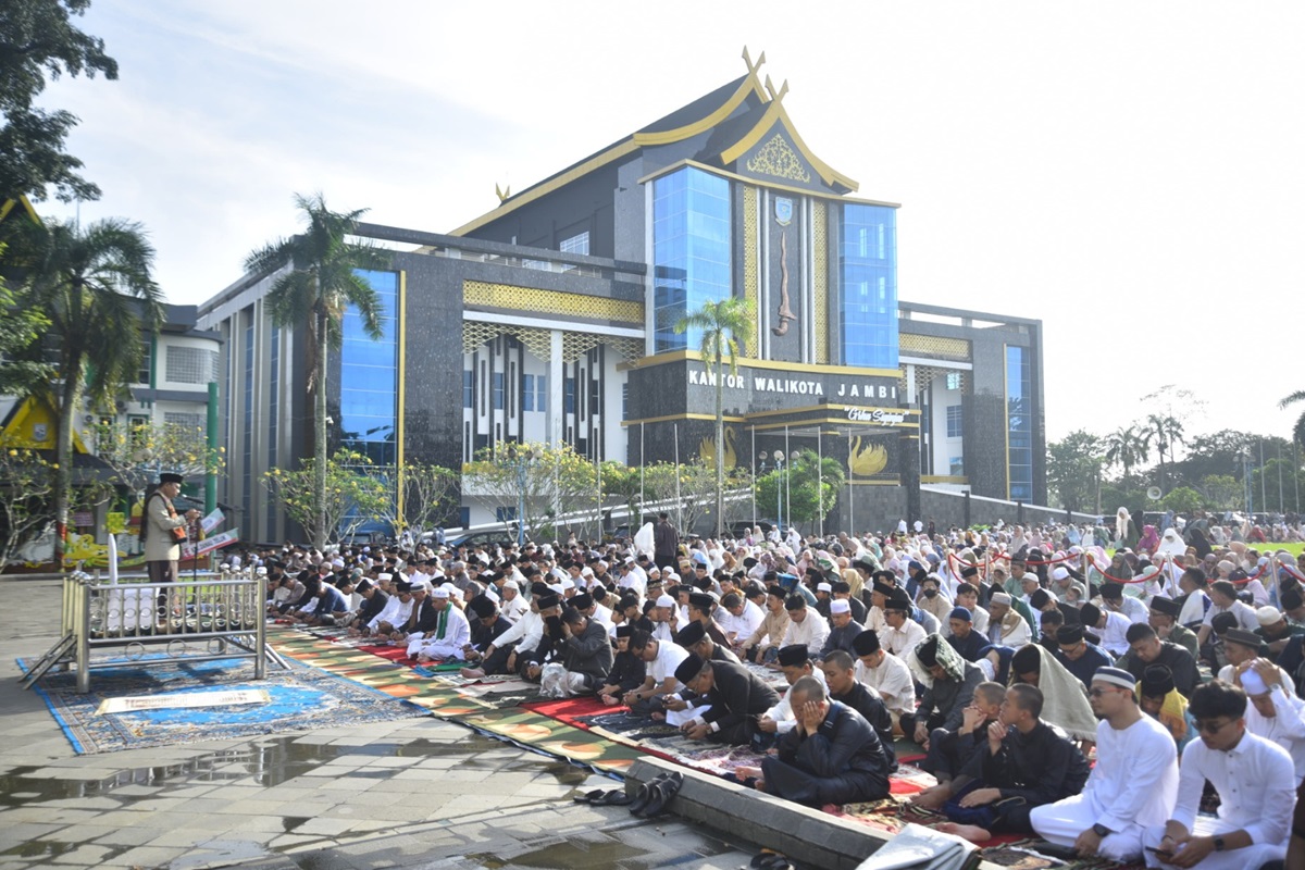 Pj Wali Kota Jambi Salat Ied Bersama Ribuan Warga di Lapangan Utama Balaikota