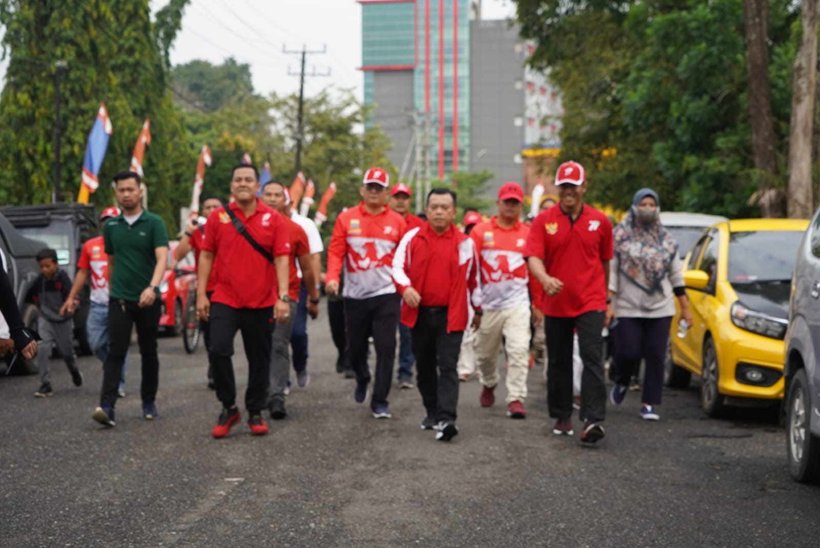 Kasrem 042/Gapu Ikuti Gerak Jalan Santai dalam Rangka HUT ke-77 RI