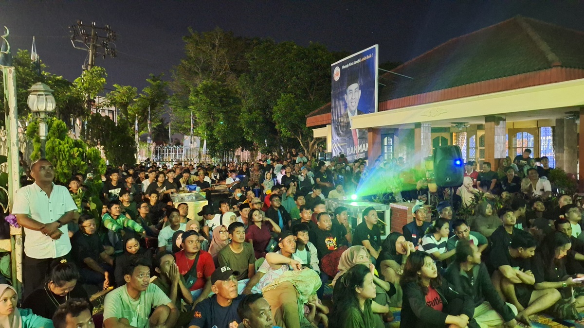 Meski Harus Melantai, Nobar Timnas Indonesia U-23 di Posko HAR Center Membludak