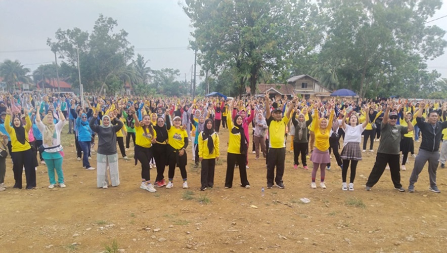 Ribuan Emak Emak Padati Senam Ceria Agus-Nazar di Lapangan Desa Suka Maju Kecamatan Rimbo Ulu