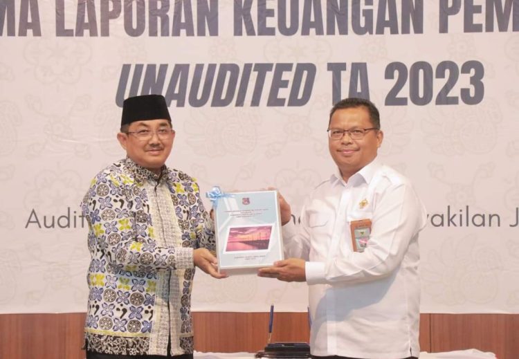 Bupati Serahkan LKPD Unaudited TA 2023 Ke BPK RI Perwakilan Provinsi Jambi