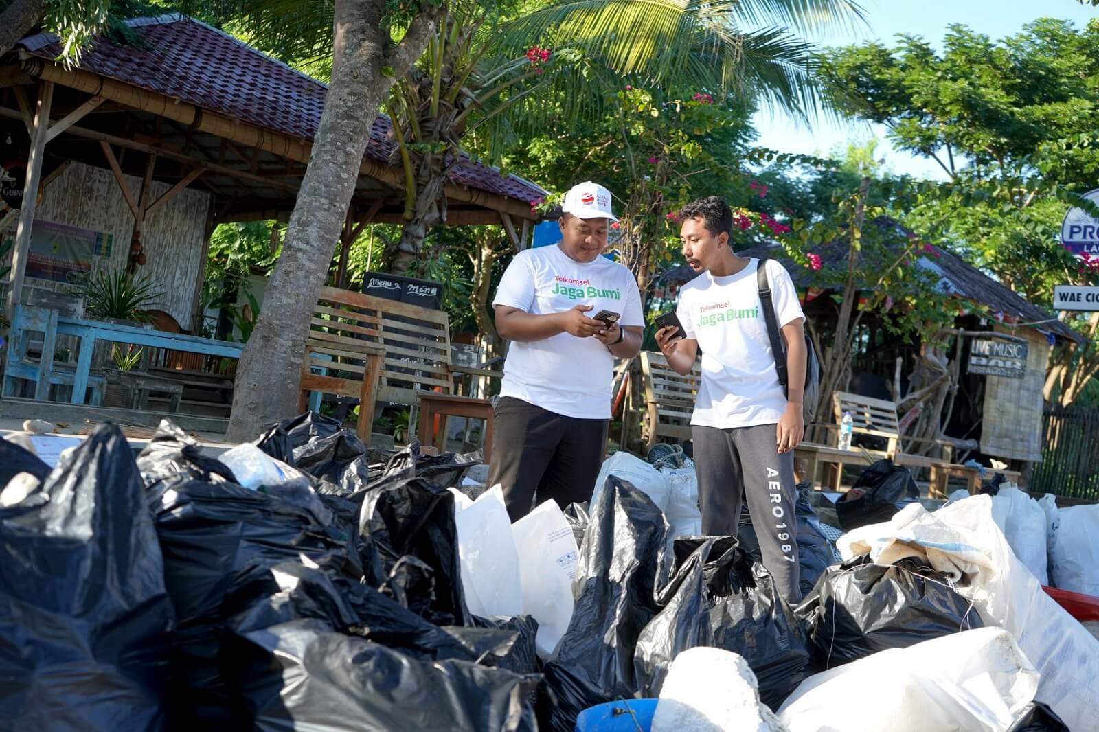 Sambut Pelaksanaan KTT ASEAN 2023, Telkomsel Bersama PlusTik Bersihkan Sampah di Labuan Bajo