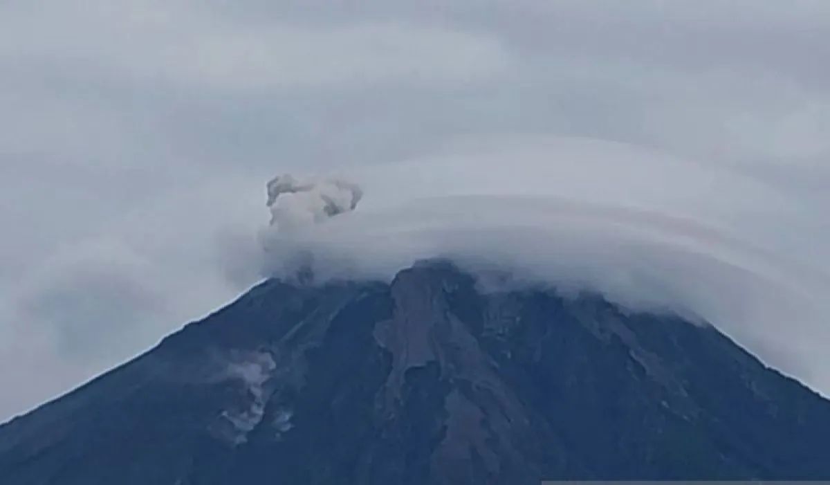 Gunung Semeru Erupsi Delapan Kali, Kolom Abu Capai 800 Meter di Atas Puncak