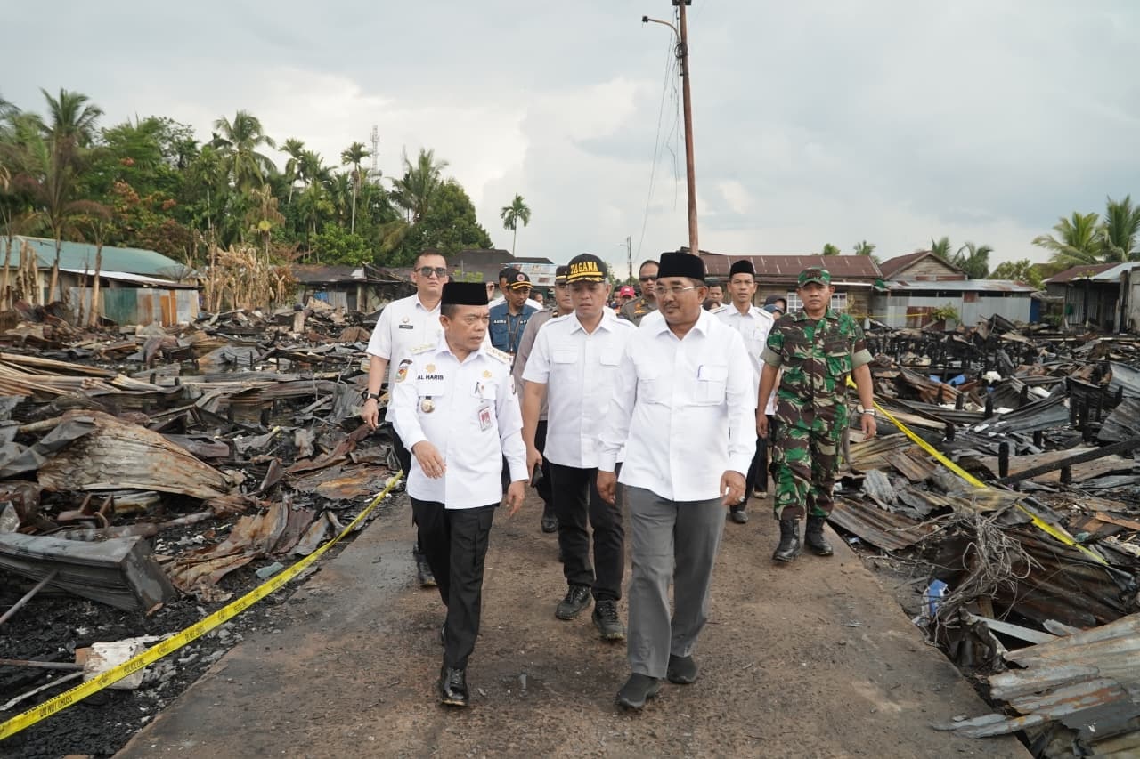 Gubernur Al Haris Tinjau Korban Kebakaran di Tanjab Barat, Serahkan Bantuan dan Ajak Gotong Royong