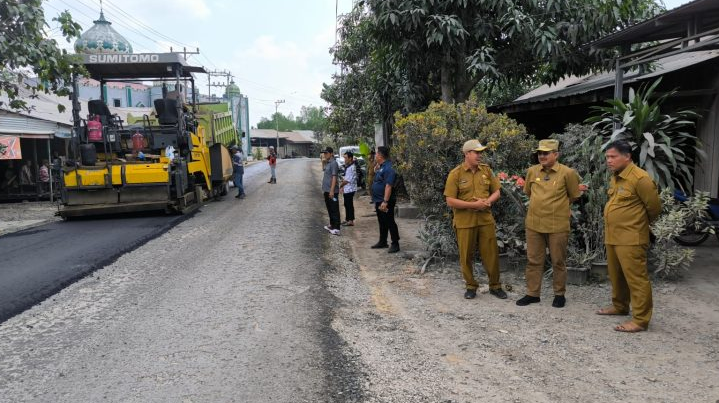 Anwar Sadat Tinjau Langsung Pengaspalan Jalan Lintas Kualatungkal-Jambi di Sungai Saren