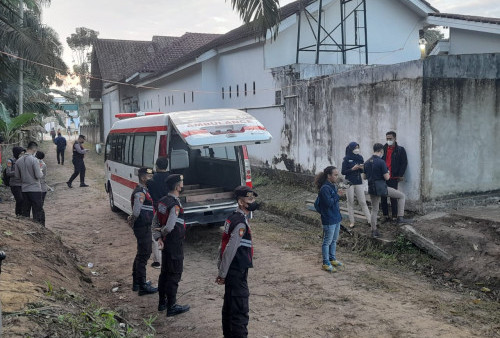 Mobil Ambulance Sudah Tiba, Areal Makam Brigadir J Dijaga Ketat Pihak Kepolisian Jelang Autopsi Ulang