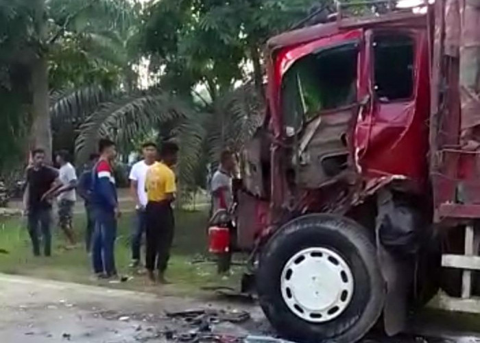 Breaking News!!! Dua Fuso Tabrakan di Tanjung Batu Tanjab Timur, Begini Kondisinya