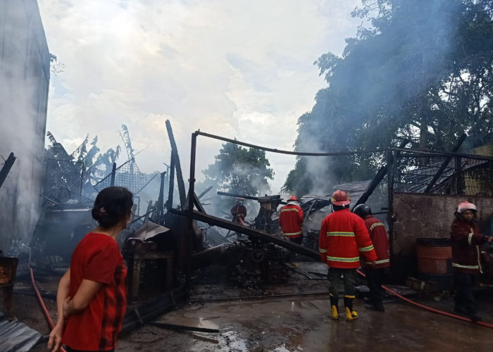 BREAKING NEWS: Bengkel Las di Kasang Kota Jambi Kebakaran, Ini Penyebabnya 