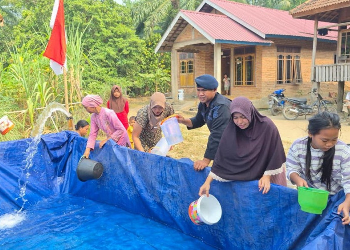 Kemarau Bikin Warga Kesulitan Air Bersih, Brimob Polda Jambi Turun Langsung Antar Bantuan ke Muaro Jambi