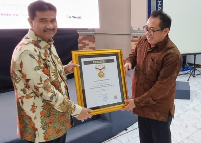 SAH Terima Penghargaan 'Sahabat Pers Indonesia' dari SMSI Pusat