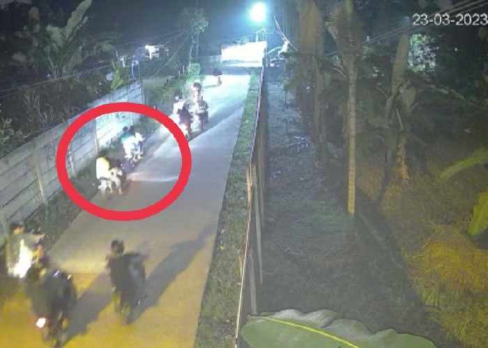 Waduh! Berandalan Bermotor di Kelurahan Eka Jaya Bawa Sajam Terekam CCTV, Warga Makin Resah