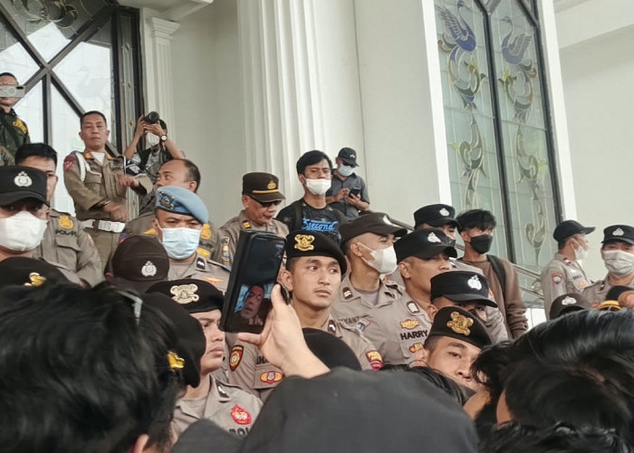 Al Haris Respons Massa Lewat Video Call, Janjikan Temui Pendemo pada 19 Oktober