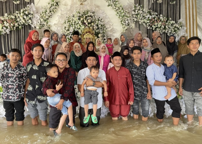 Warga Desa Teluk Rendah, Kabupaten Tebo Terpaksa Gelar Pesta Pernikahan di Dalam Genangan Banjir