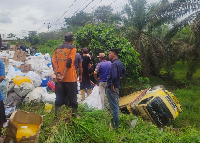 Sopir Ngantuk, Truk Oleng dan Jatuh ke Jurang di Kabupaten Batanghari