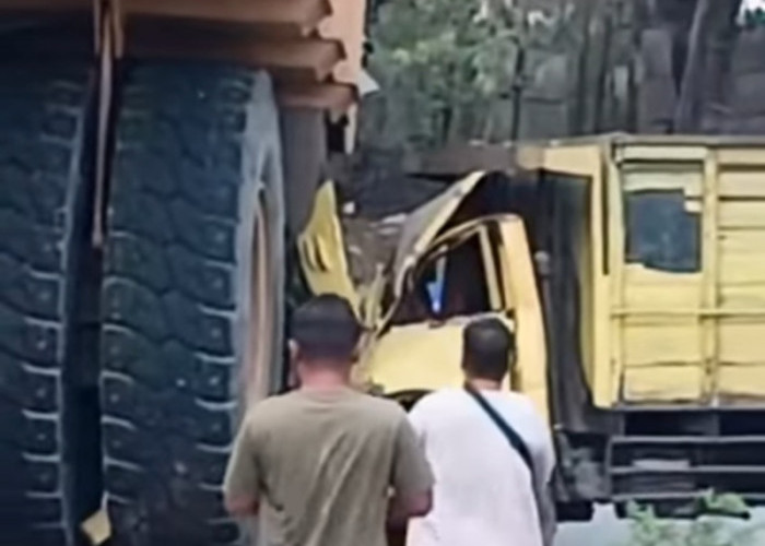 BREAKING NEWS: Kecelakaan Truk Batu Bara dengan Truk Tambang di Pall X, Kaki Sopir Terjepit