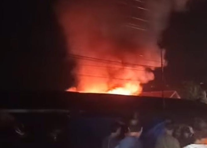 Kebakaran di Pasar Atas Muara Bungo, Belasan Kios Habis Terbakar