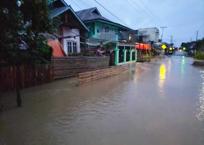 Debit Air Sungai Naik, Puluhan Rumah Warga Kemantan Hilir Kerinci Terendam Banjir 