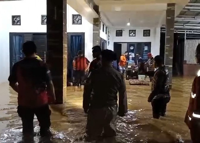 Banjir Landa Kabupaten Sarolangun, Polsek Limun Ikut Terendam, Kapolres Sarolangun Cek Titik Banjir