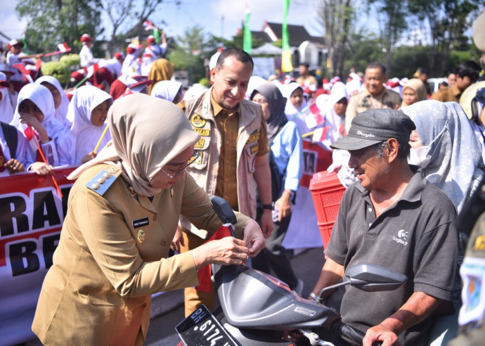 Sambut Hari Kemerdekaan, Pj Wali Kota Jambi Bagikan Ribuan Bendera Merah Putih