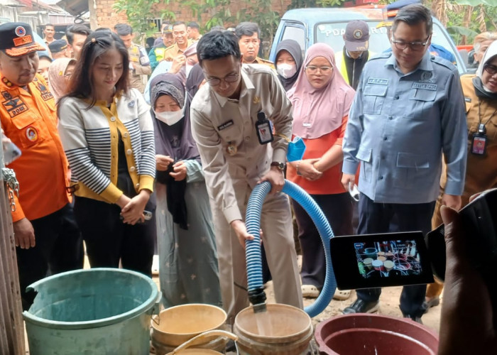 Dua Bulan Dilanda Kekeringan, Warga RT 43 Simpang Tiga Sipin Dapat Distribusi Air Bersih