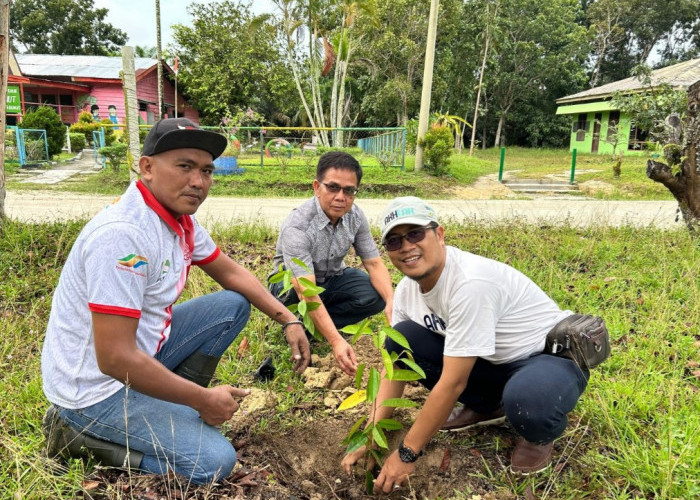 PTPN IV PalmCo Perluas Program Pelestarian Lingkungan Melalui Penyaluran Puluhan Ribu Bibit Pohon dan Ikan