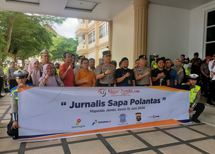 Jelang HUT Bhayangkara, Polantas di Jalanan Kota Jambi Dapat Kejutan dari Para Jurnalis