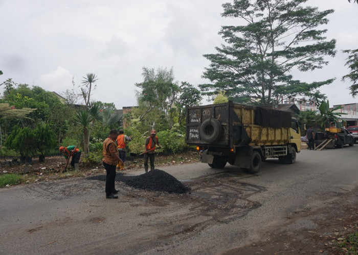 Jalan Sari Bakti Diaspal, Camat Alam Barajo Apresiasi Respons Cepat PUPR