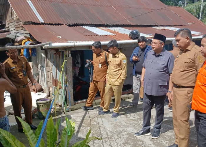 Ketua DPRD Kota Jambi Tinjau Rumah Amblas di Sungai Putri, Cari Solusi Darurat
